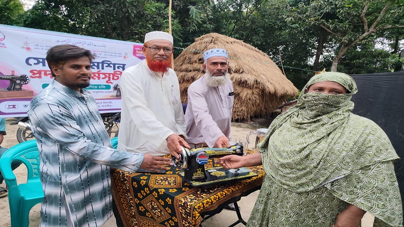 সাতক্ষীরায় মহিলা জামায়াতের উদ্দ্যোগে দুস্থ নারীদের মাঝে সেলাই মেশিন বিতরণ